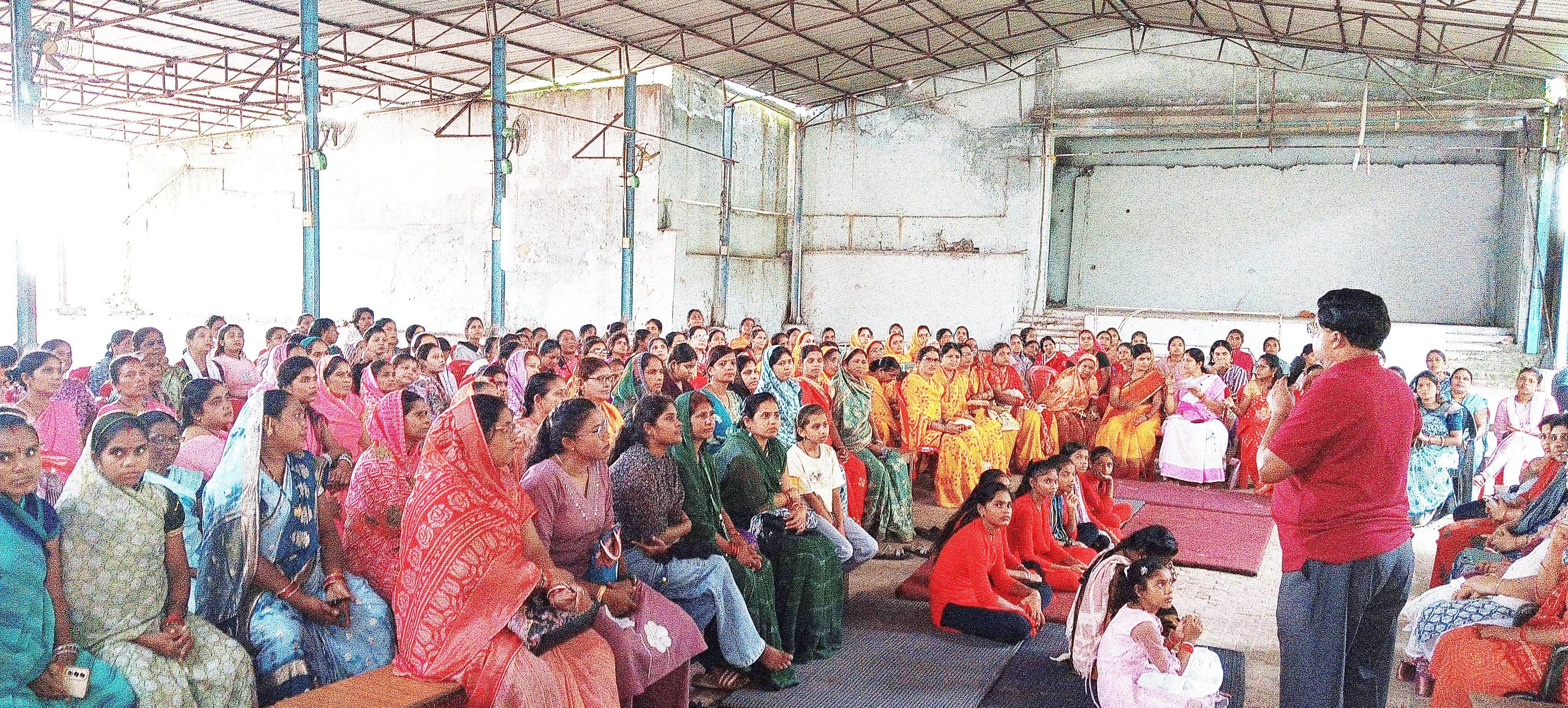 राधा कृष्ण मंदिर में उमड़ी महिलाओं की भीड़
