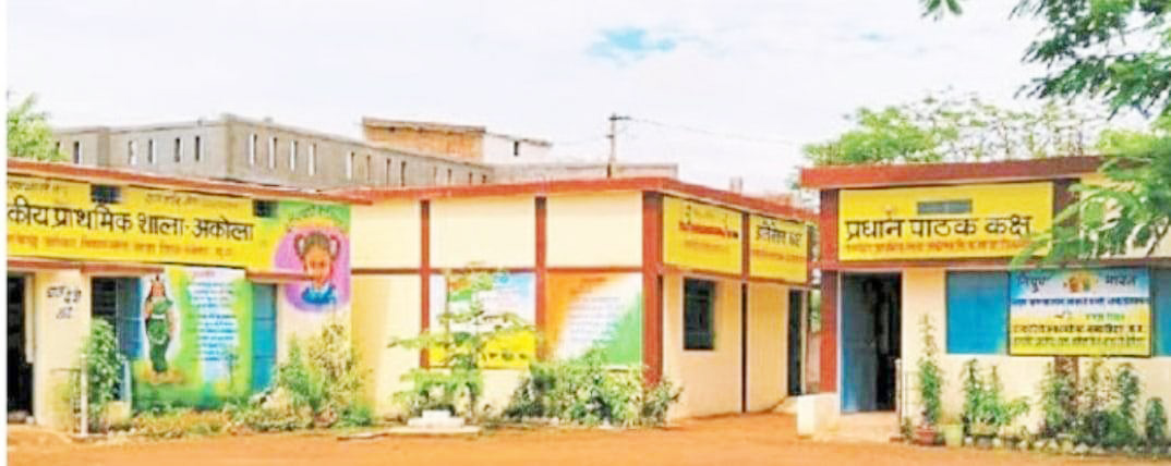 प्रधानपाठिका ने खुद के व्यय से स्कूल को दिया अच्छा लुक