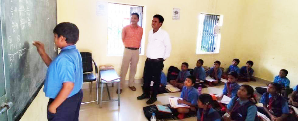 बच्चों से अंग्रेजी, गणित की जानकारी लेकर उनकी समझ को परखा