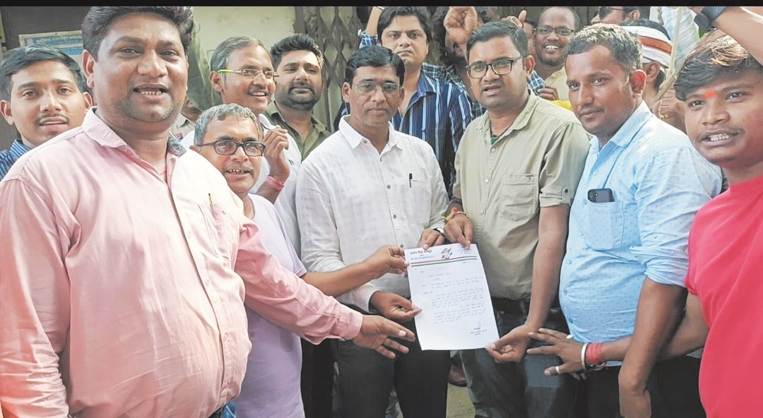 बिजली दफ्तर का घेराव, ब्लॉक कॉंग्रेस कमेटी कुम्हारी ने किया प्रदर्शन