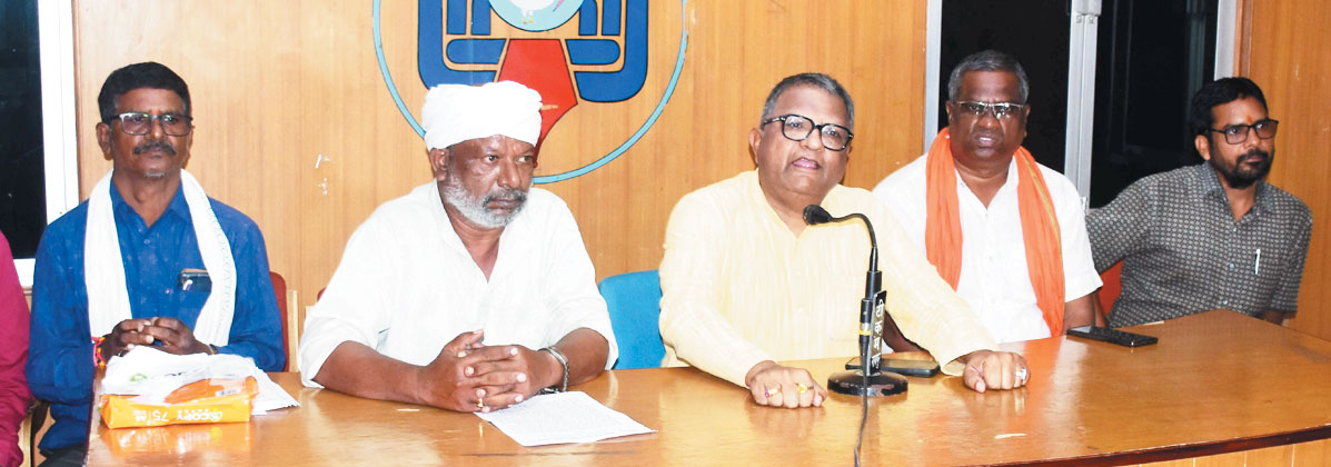 बैकुंठ सीमेंट फैक्ट्री में श्रमिक हड़ताल पर कंपनी के सभी माइंस की जांच हो-त्रिवेदी