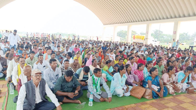 15 हजार राशन दुकान में आज नहीं मिला चावल, नमक, शक्कर चना