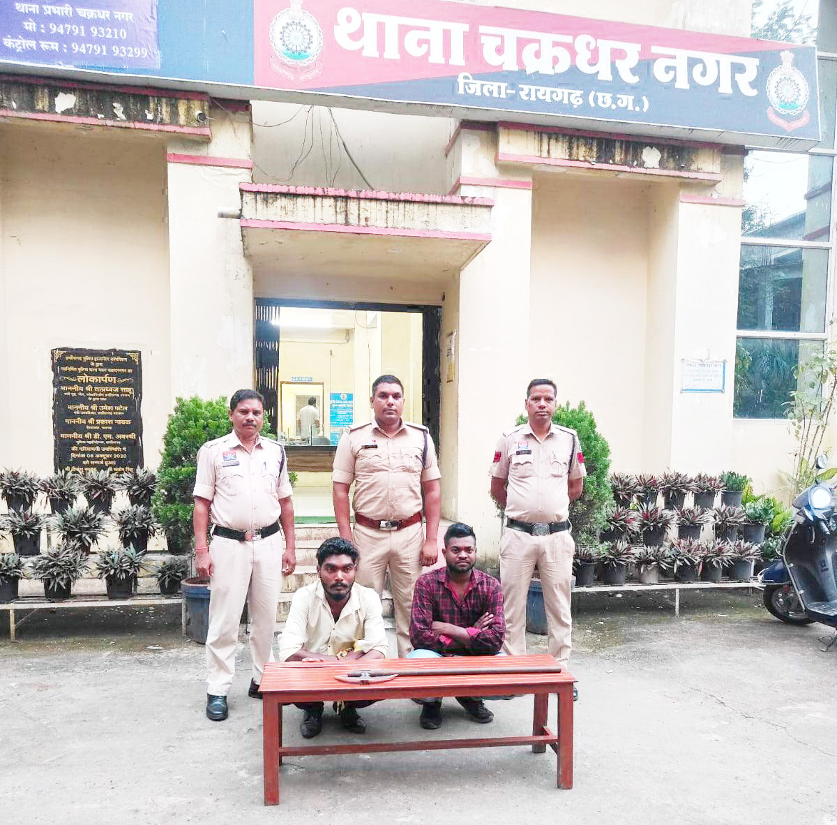 फरसा लहराते दो युवक गिरफ्तार