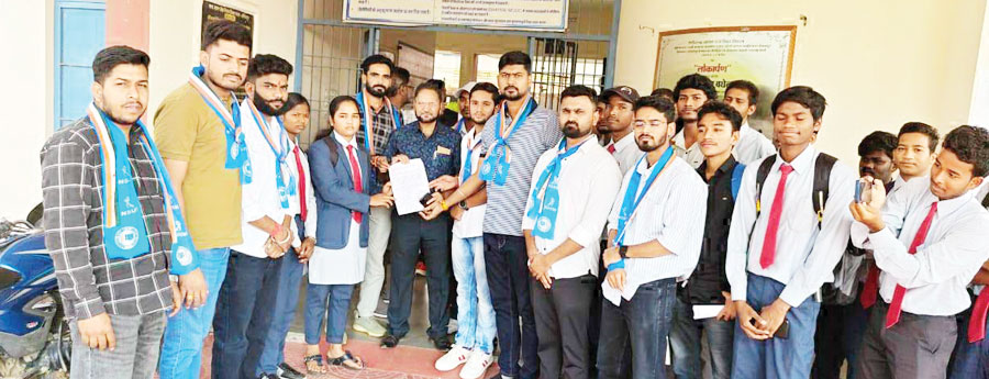 स्वामी आत्मानंद विद्यालय में गणित-भौतिकी के शिक्षक नहीं, एनएसयूआई का विरोध प्रदर्शन