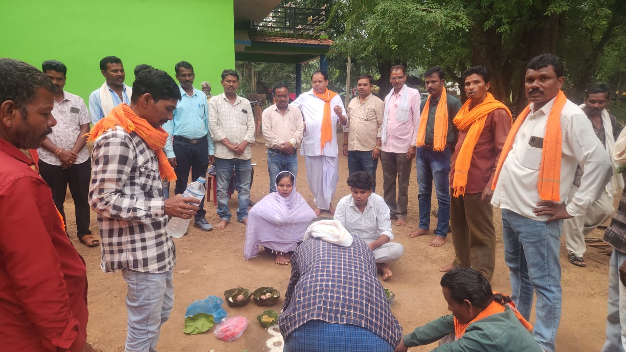 18 वर्ष बाद मूल धर्म में लौटे ग्रामीण, समाज ने किया स्वागत