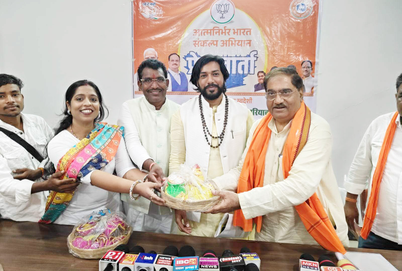 नन्हें कारीगरों ने कौशल विकास मंत्री को किए दीये भेंट