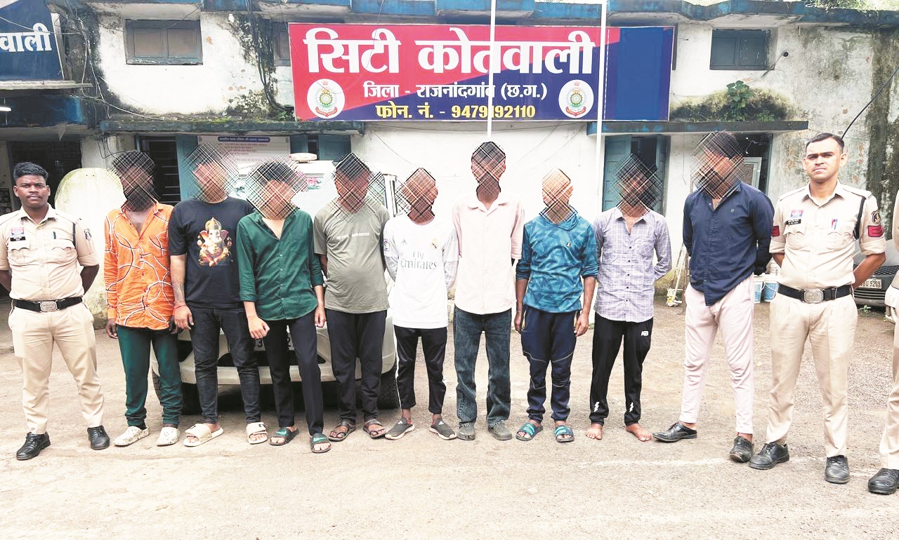 9 फरार गिरफ्तारी वारंटी गिरफ्तार आबकारी और मारपीट का मामला था दर्ज