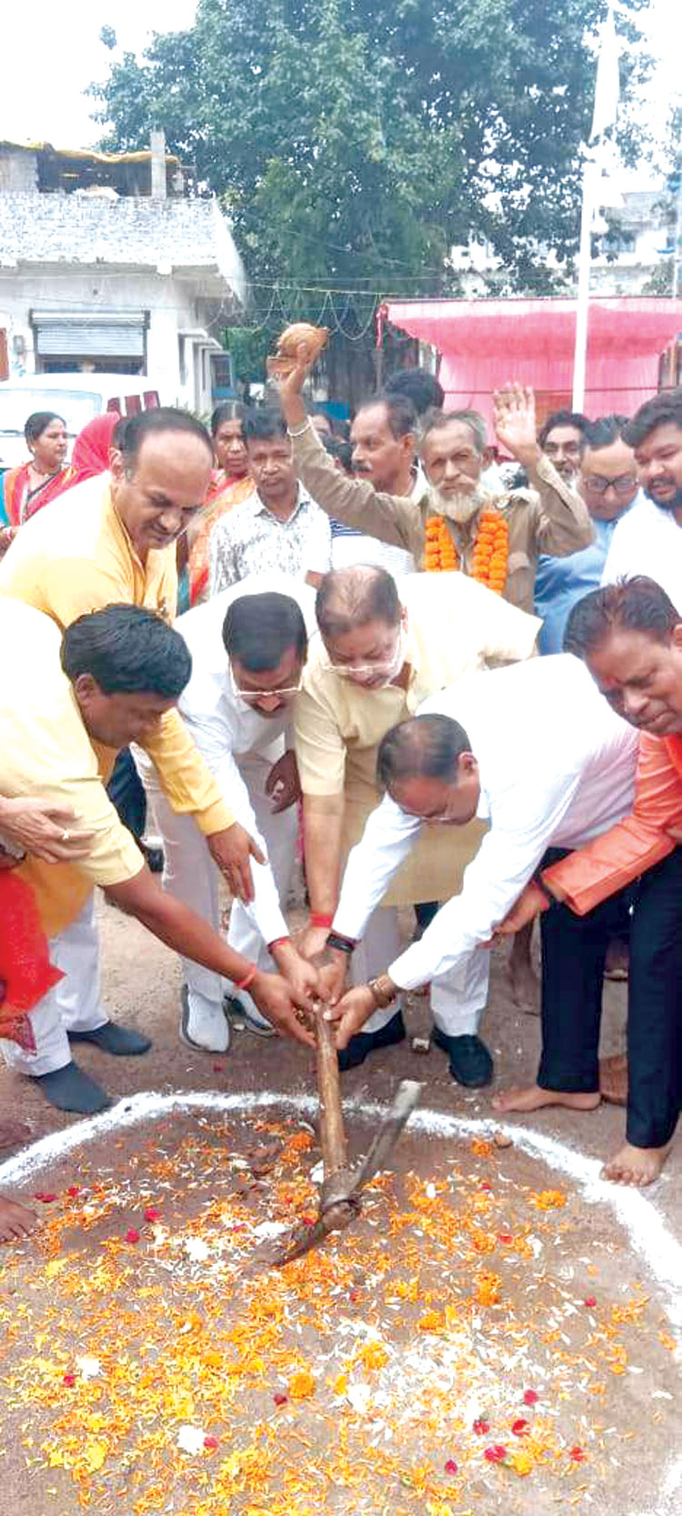 विधायकों ने आदर्श नगर में आकांक्षीय शौचालय निर्माण का भूमिपूजन किया