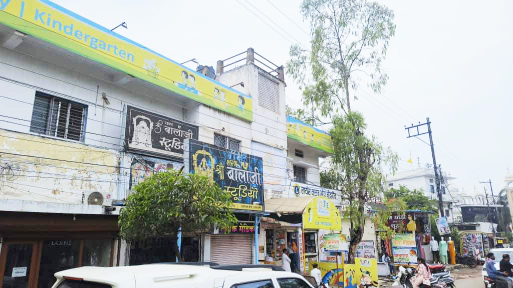 दान की जमीन में बनी धर्मशाला से 20 साल से कमाए करोड़ों