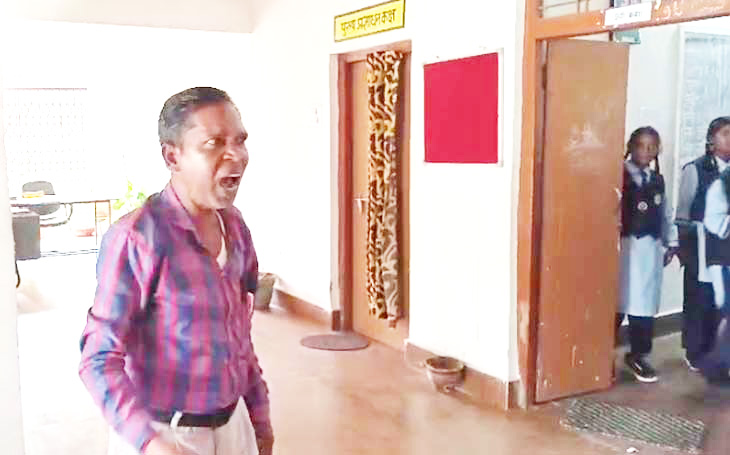 नशे में धुत्त होकर स्कूल पहुंचा शिक्षक