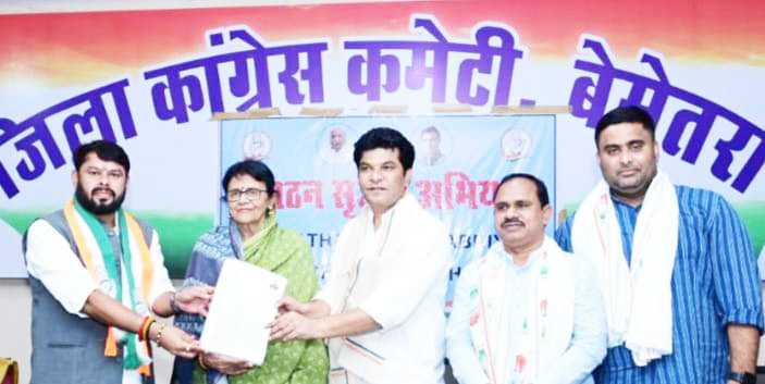 अध्यक्ष चयन के लिए पर्यवेक्षकों ने कांग्रेस कार्यकर्ताओं से की रायशुमारी