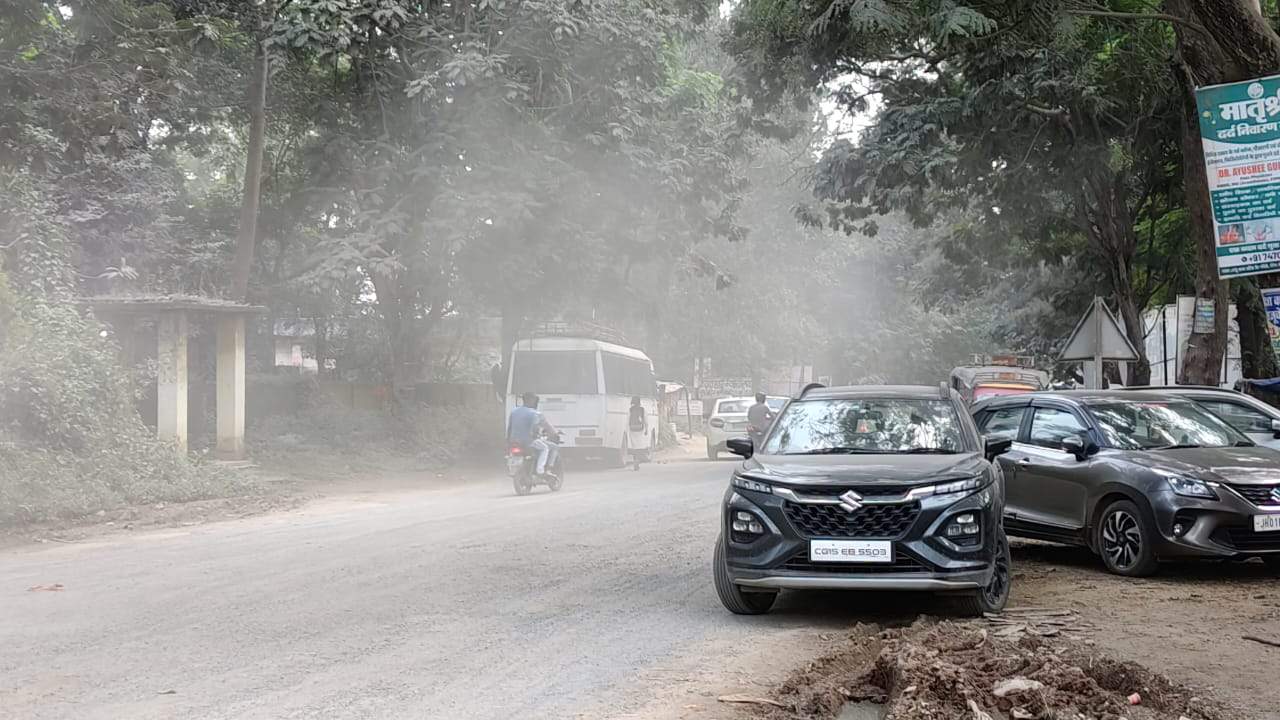 एनएच 343  बदहाल, पानी छिडक़ाव की मांग