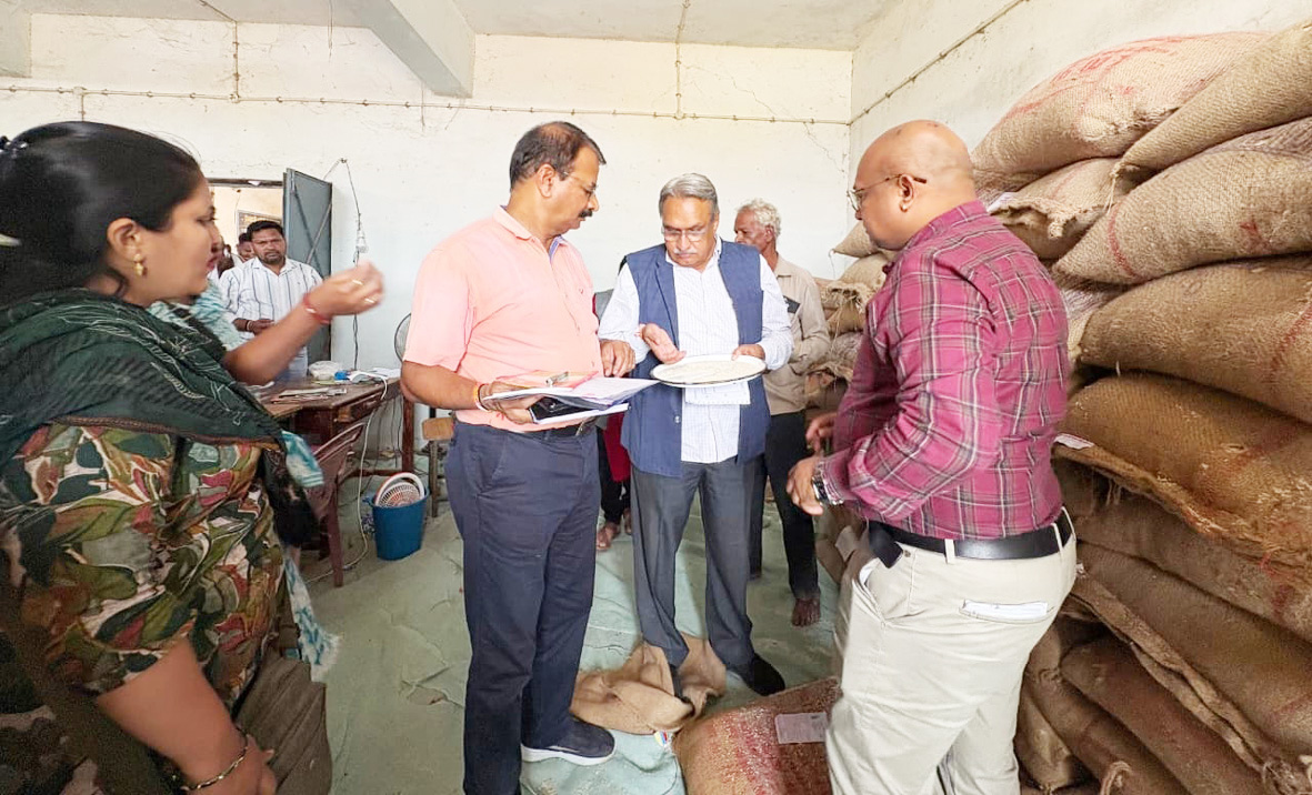 खाद्य आयोग के अध्यक्ष ने राशन दुकानों  और आंबा का किया निरीक्षण
