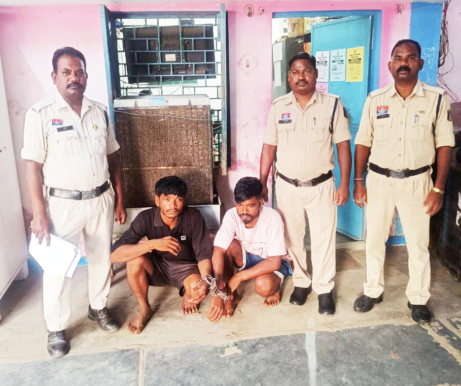 लूट के फरार दो आरोपी गिरफ्तार