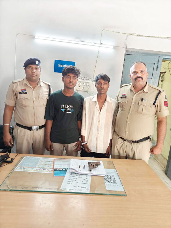 रिवाल्वर, जिंदा कारतूस के साथ दो  गिरफ्तार