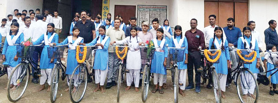 26 छात्राओं को मिली साइकिल
