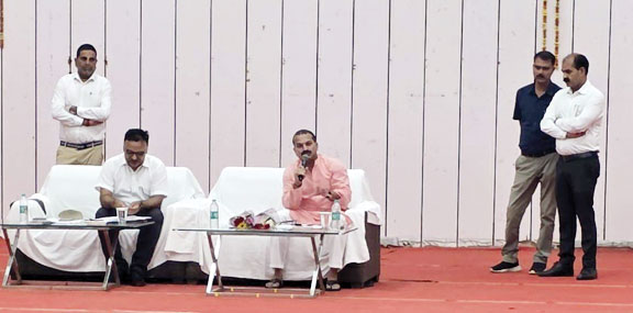 कलेक्टर ने शिक्षकों की उपस्थिति, स्वच्छता, पौष्टिक मध्यान्ह भोजन व गुणवत्तापूर्ण शिक्षा के दिए निर्देश