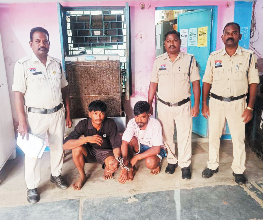 लूट के फरार दो आरोपी गिरफ्तार