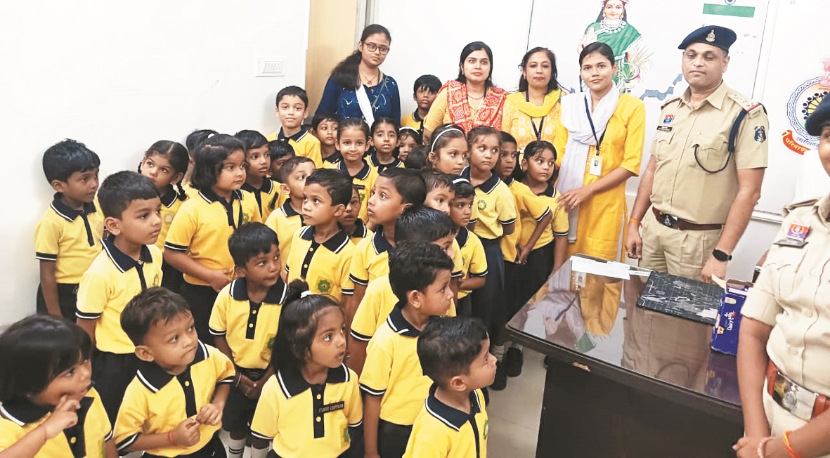 स्कूली विद्यार्थियों को थाने व बैंक का भ्रमण कराया