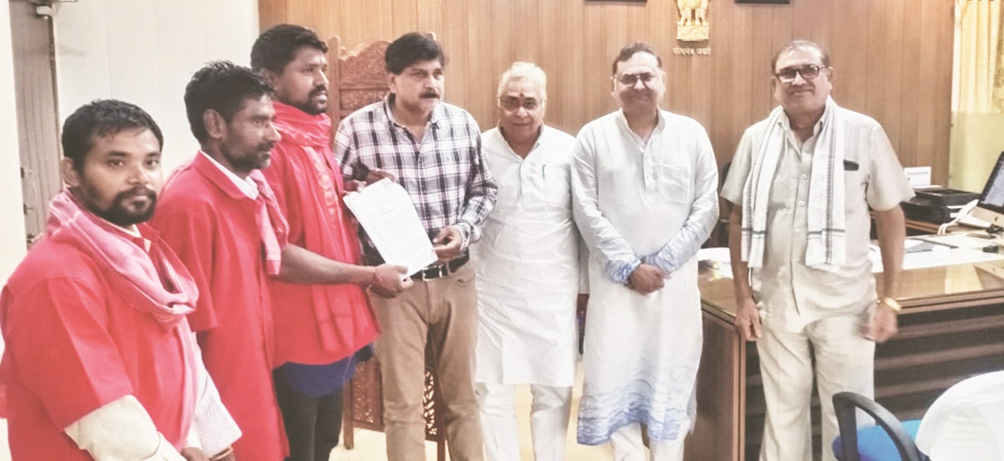 वोरा की पहल से स्टेशनों पर कुलियों का प्रदर्शन समाप्त