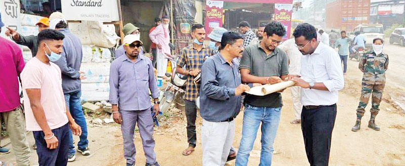 सडक़ किनारे शासकीय भूमि पर अतिक्रमण नाप कर किया चिन्हांकित, जल्द हटेगा