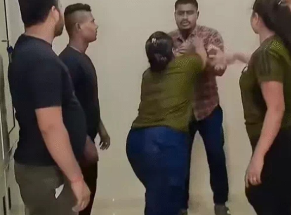  महिला बाउंसरों ने आउटसोर्सिंग कंपनी के मजदूर को पीटा, भू-विस्थापितों में रोष 