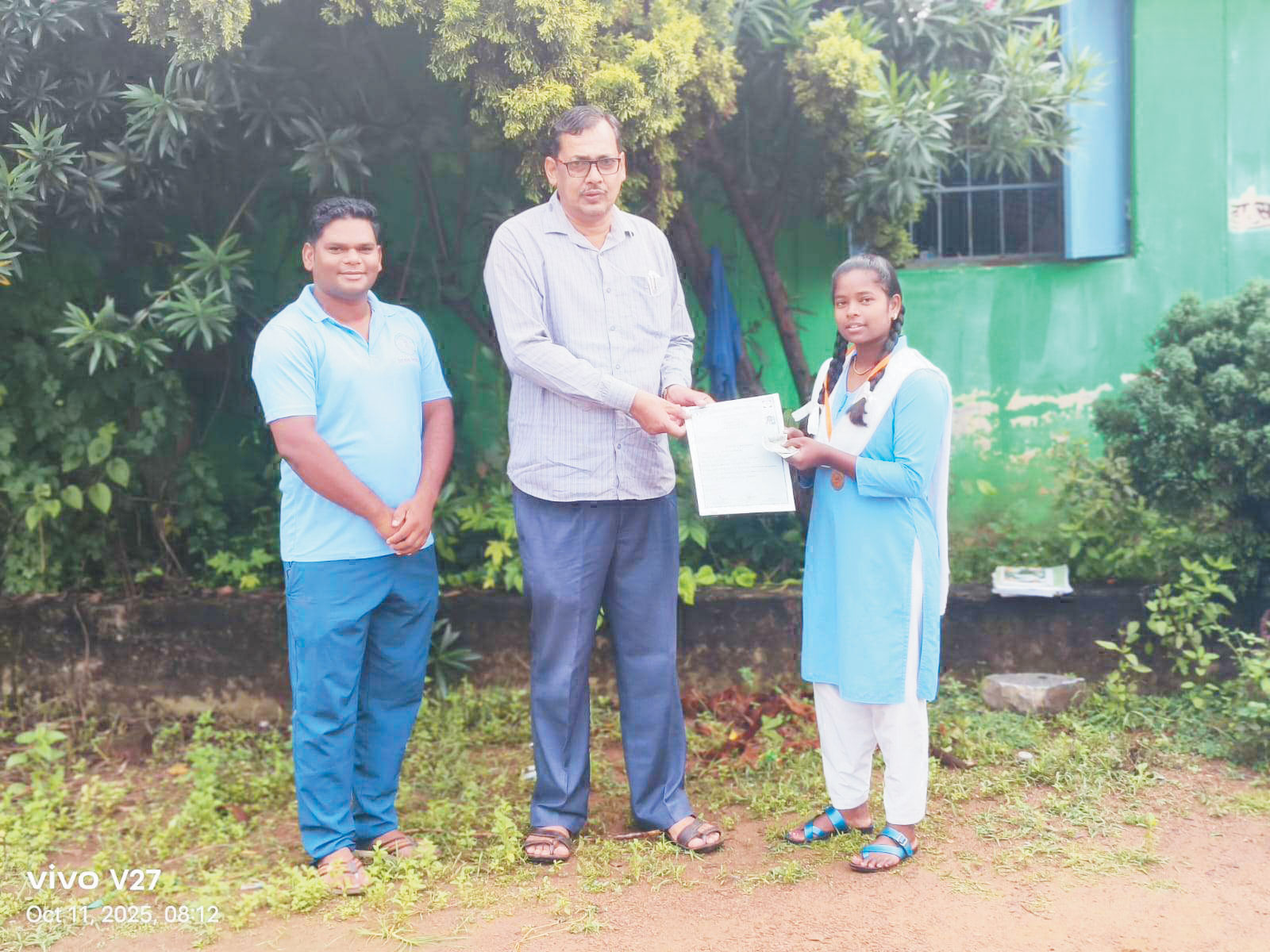 विजेता खिलाड़ी सोनिया को ईनाम