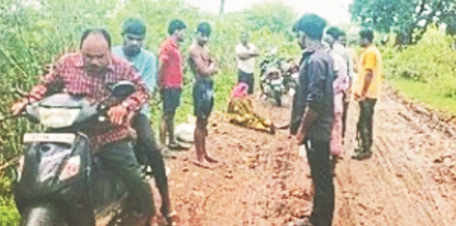 बाइक से गिरकर महिला घायल