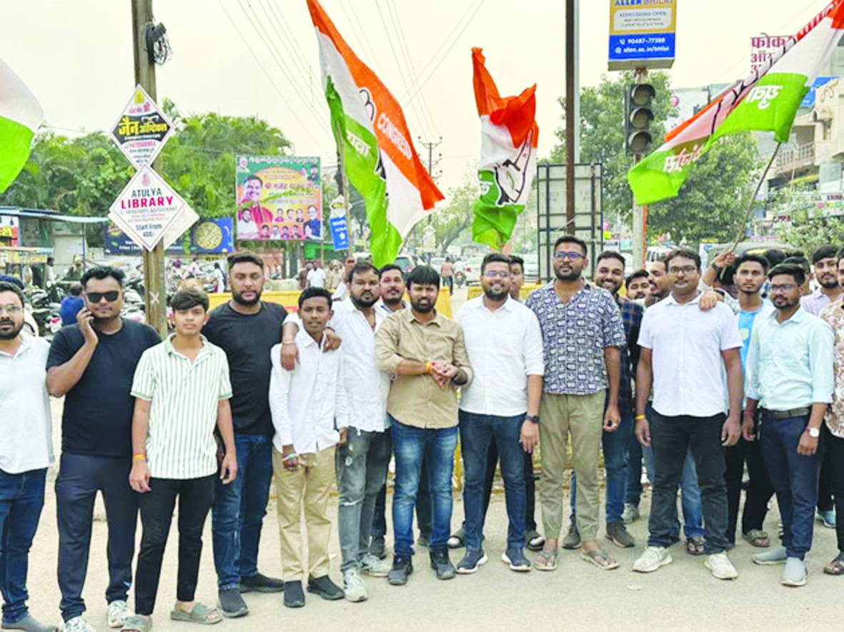 युवा कांग्रेस ने किया गृहमंत्री का पुतला दहन, पुलिस से झूमाझटकी