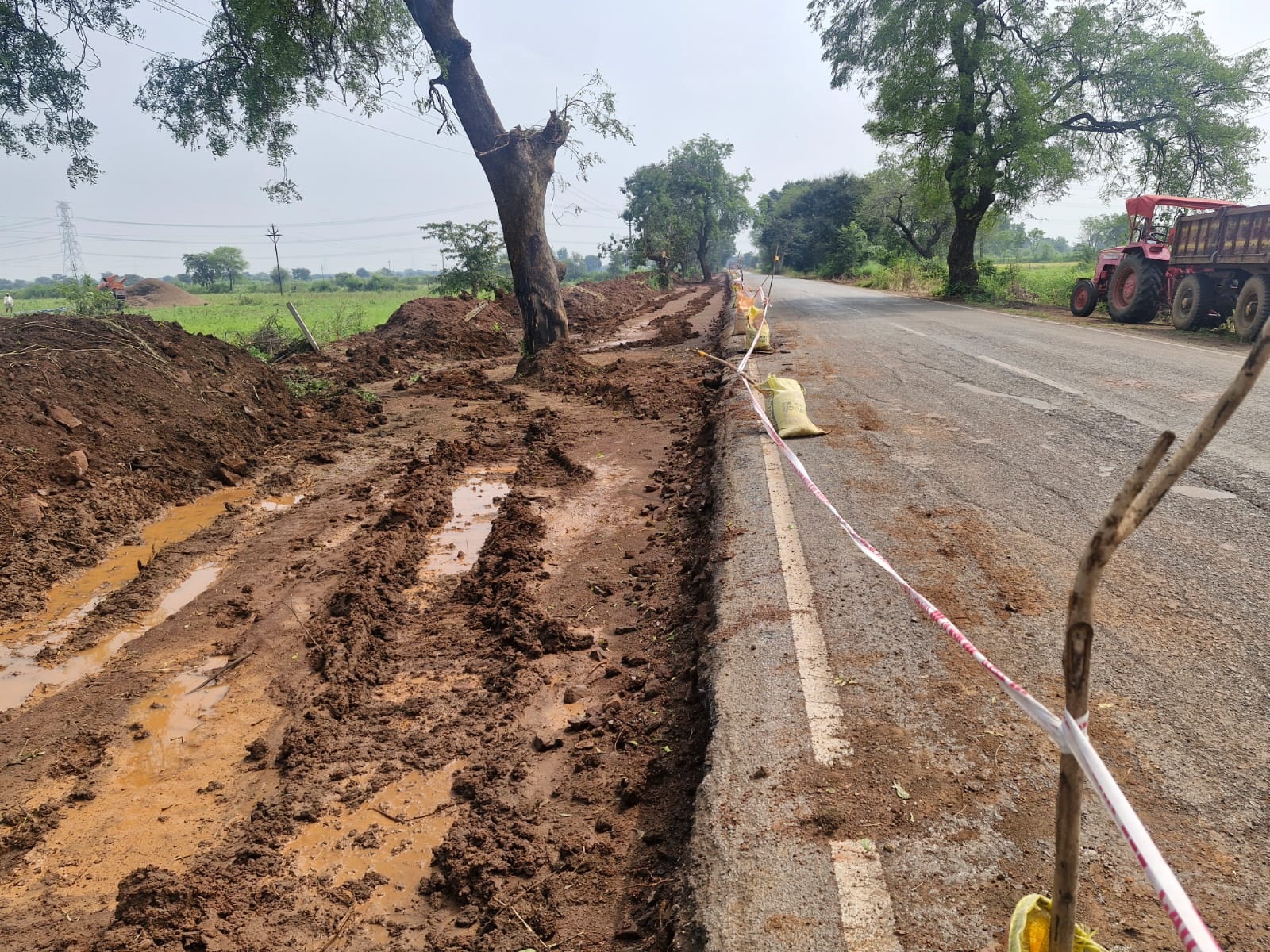 नांदगांव-खैरागढ़ रोड़ चौड़ीकरण के लिए पेड़ों की कटाई शुरू