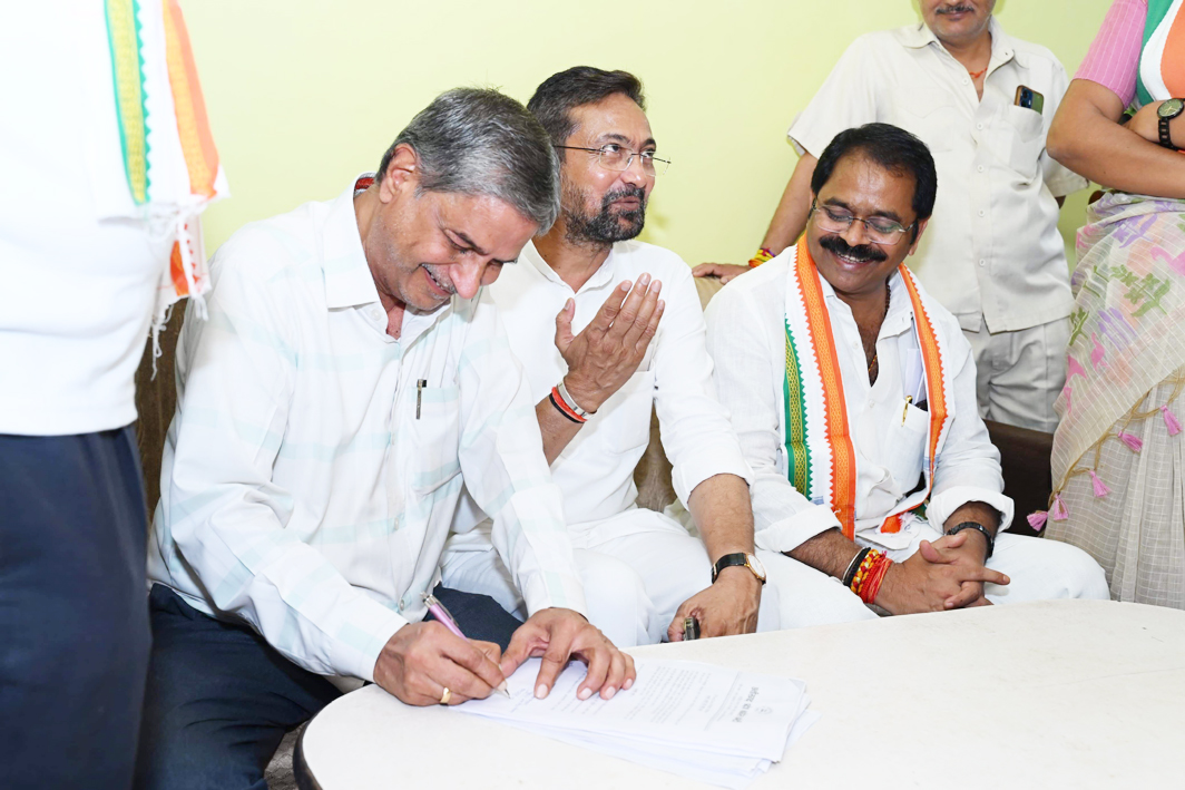 वोट चोर गद्दी छोड़ हस्ताक्षर अभियान शुरु