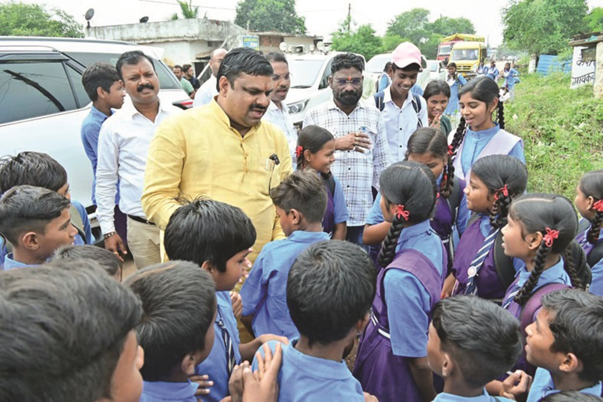 विद्यार्थियों से मिले शिक्षा मंत्री गजेन्द्र यादव, बच्चों को दी अनुशासन की सीख