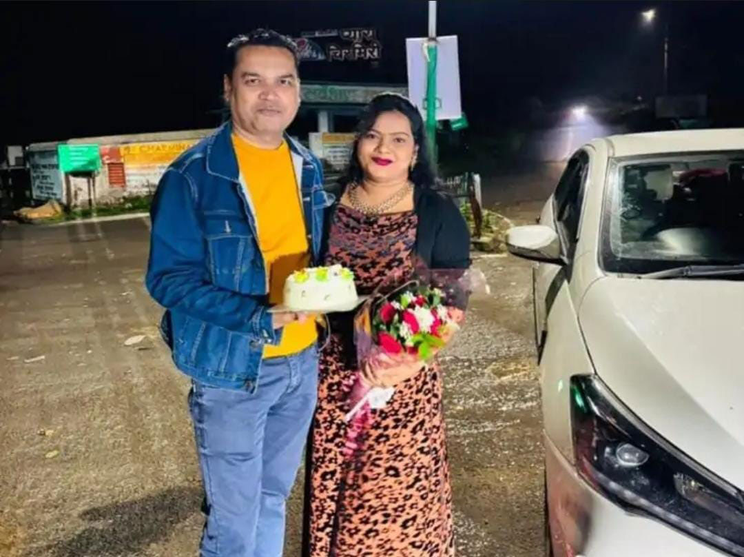 स्वास्थ्य मंत्री के निज सहायक की पत्नी ने कार के बोनट पर काटा केक