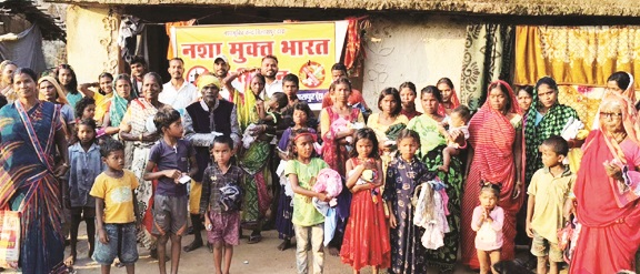 वनांचल क्षेत्र में दिवाली से पहले बिरहोर समुदाय के बीच बांटी खुशियां