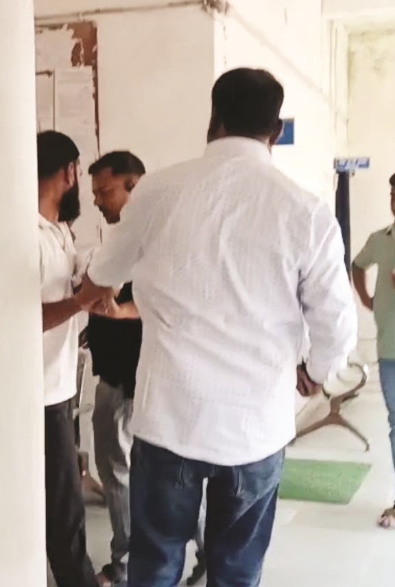 लखनपुर नपं कार्यालय में विवाद का वीडियो फैला