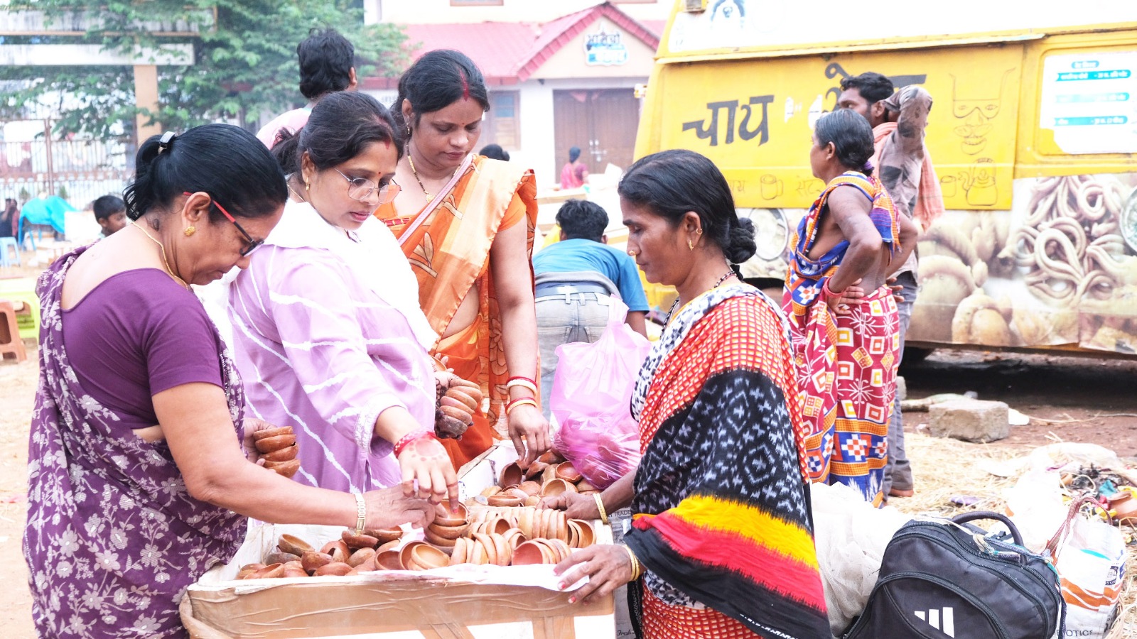 दीपावली पर ओडिशा से आए कुम्हार परिवार, जगदलपुर में बेच रहे हैं मिट्टी के दीये