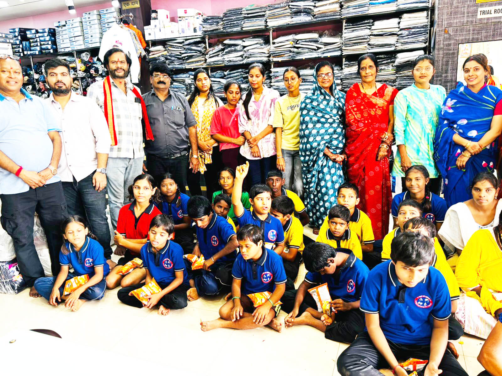 60 दिव्यांग बच्चे संग समिति ने मनाई दिवाली