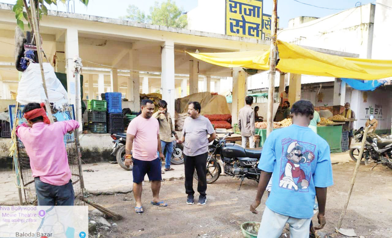 सफाई अभियान, न.पा. अध्यक्ष ने मंडी रोड का किया निरीक्षण