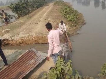 छुईहा जलाशय का नहर फूटा, हफ्ते भर से पानी बह रहा