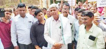 अडानी कंपनी के खिलाफ किसानों का प्रदर्शन  17 सूत्रीय मांगों का ज्ञापन सौंपा