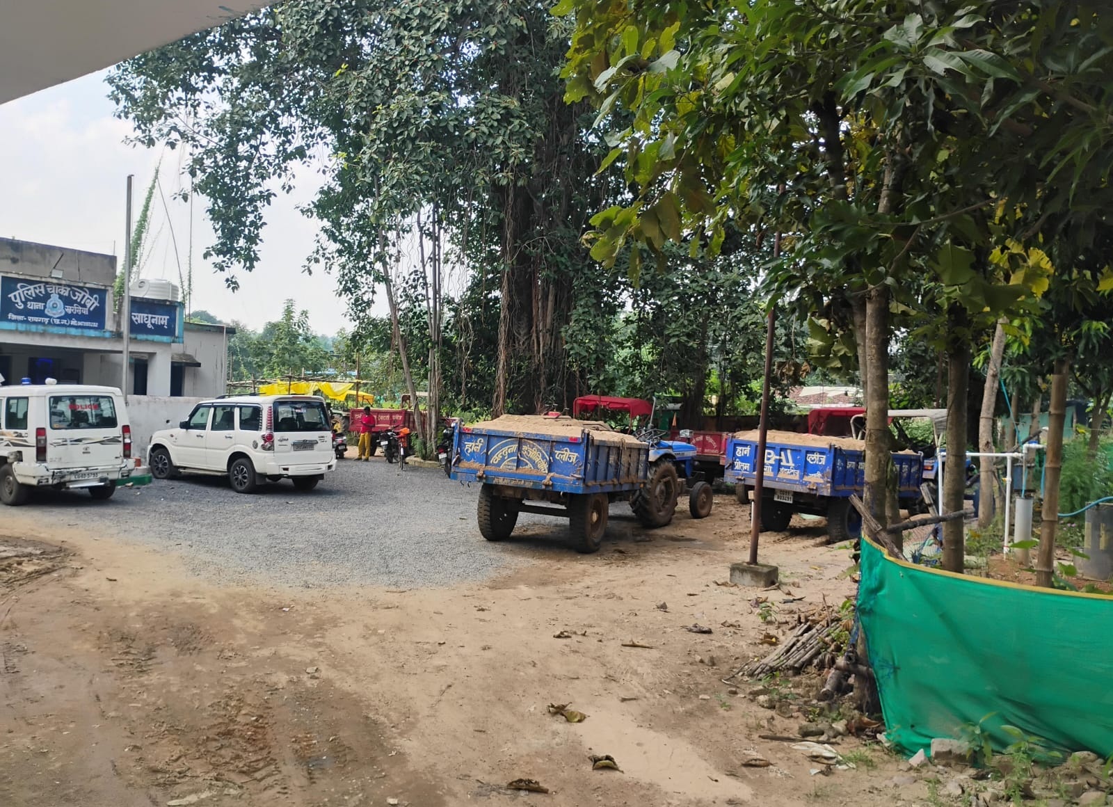 मांड नदी से अवैध रेत परिवहन करते 9 ट्रैक्टर पकड़ाया