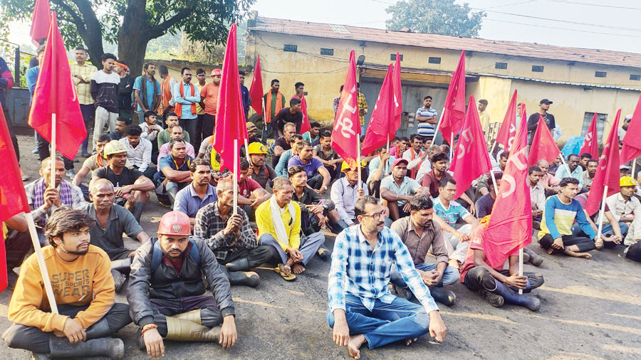   ठेका मजदूरों ने खान प्रबंधक कार्यालय घेरा, बोनस व कार्य दिवस बढ़ाने की मांग