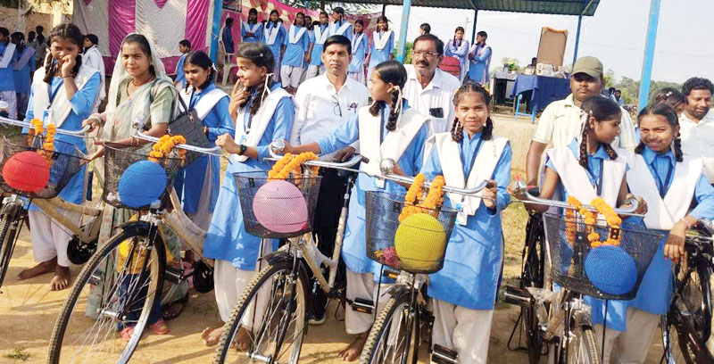 रजपुरी-पुहपुटरा में 78 छात्राओं को मिली साइकिल