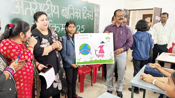 स्वामी आत्मानंद विद्यालय में बालिकाओं की रचनात्मक प्रतिभा का प्रदर्शन