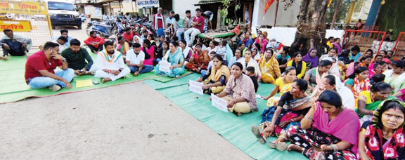 बिना पुनर्वास के बेघर किए गए 34 परिवार, कांग्रेस का विरोध प्रदर्शन