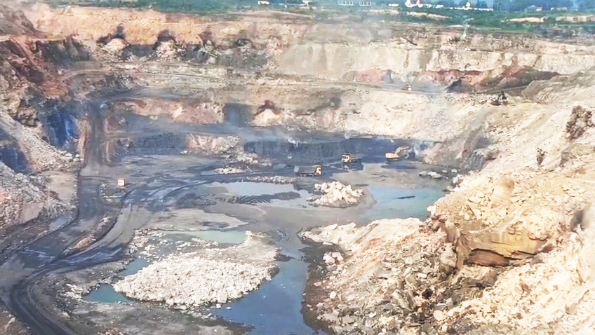 एसईसीएल की चिरमिरी  ओपनकास्ट माइंस में लगी आग 