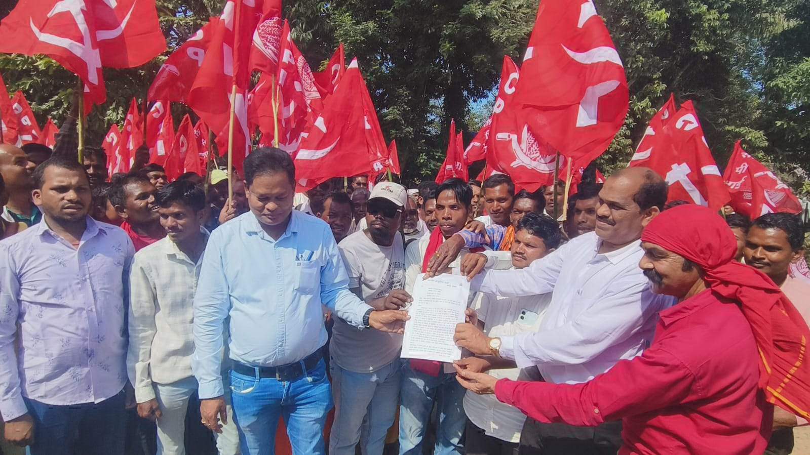 सीपीआई ने राज्यपाल और मुख्यमंत्री के नाम सौंपा ज्ञापन