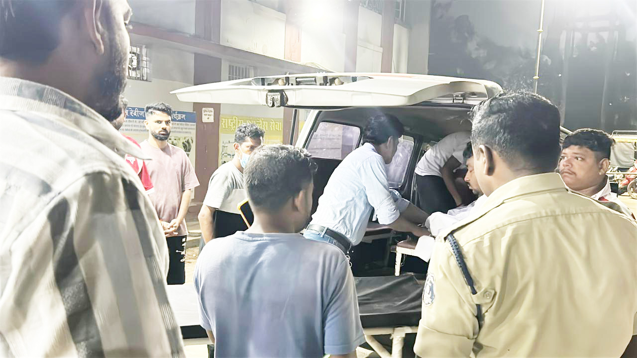 ट्रक ने स्कूटी को मारी ठोकर, दो मौतें, एक जख्मी