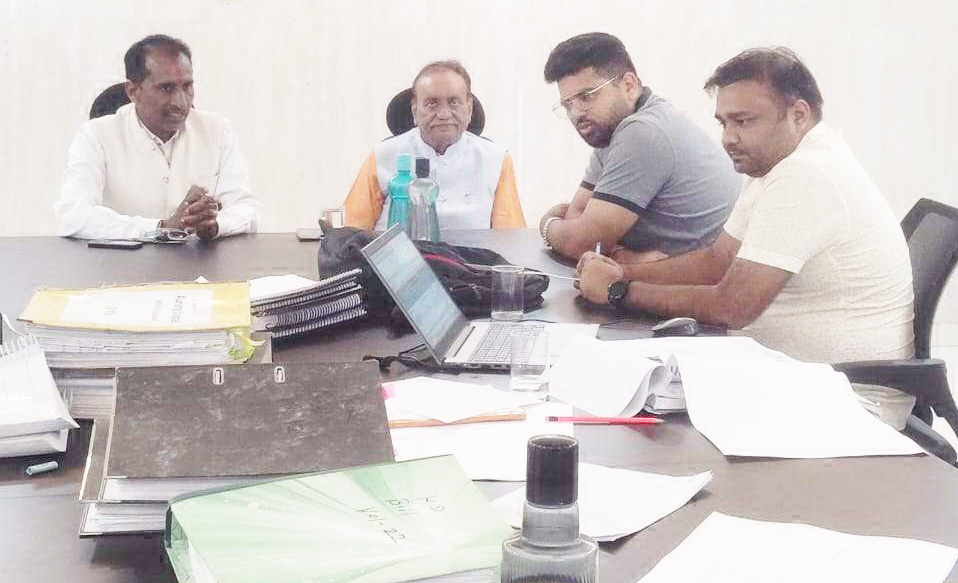 रोड क्रॉसिंग को लेकर पूर्व मंत्री साहू ने अफसरों से की चर्चा