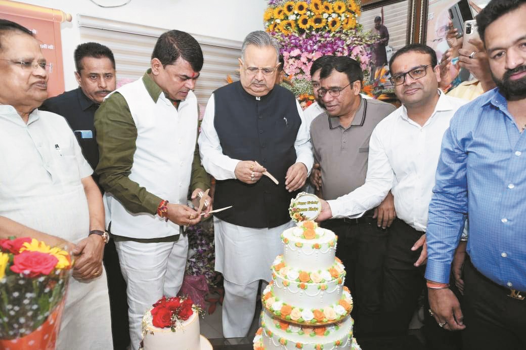 धूमधाम से मना विस अध्यक्ष का जन्मदिन